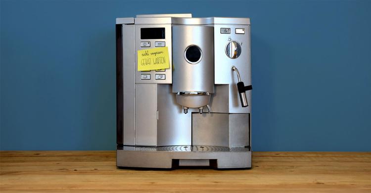 Silberfarbener Kaffeevollautomat