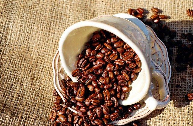 Kaffeebohnen in einer Tasse