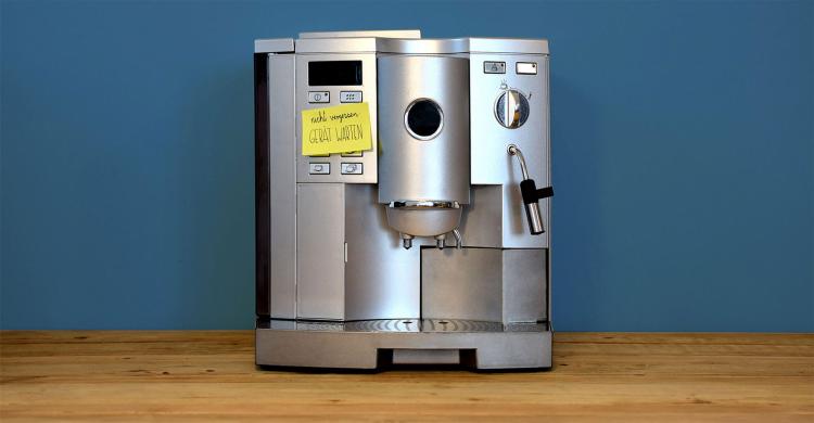 Silberfarbener Kaffeevollautomat