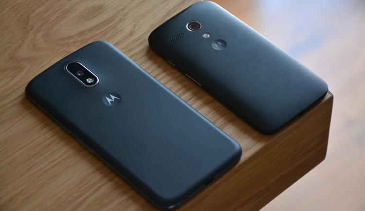 Zwei Motorola Smartphones auf einem Tisch