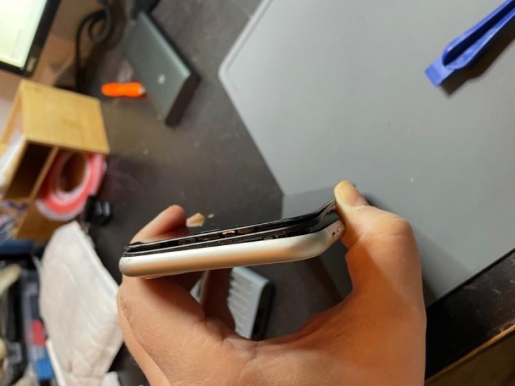 Nach Display-Reparatur nicht wasserdichtes Smartphone