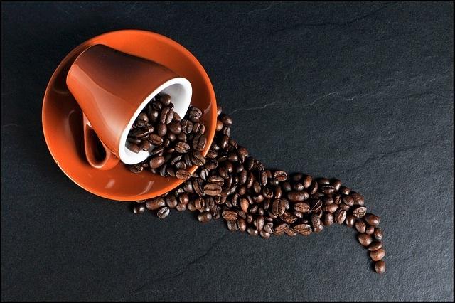 Tasse mit Kaffeebohnen