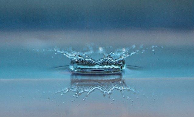 Wassertropfen spritzt