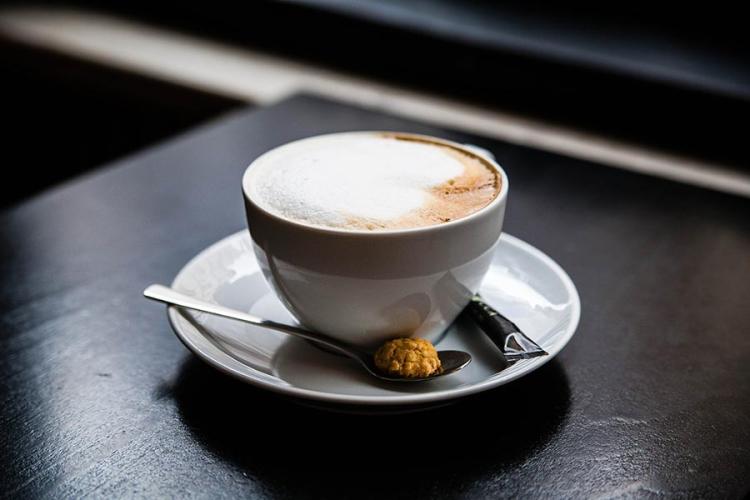 Cappuccino in weißer Tasse