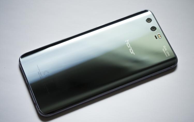Schwarzes Smartphone auf grauem Untergrund