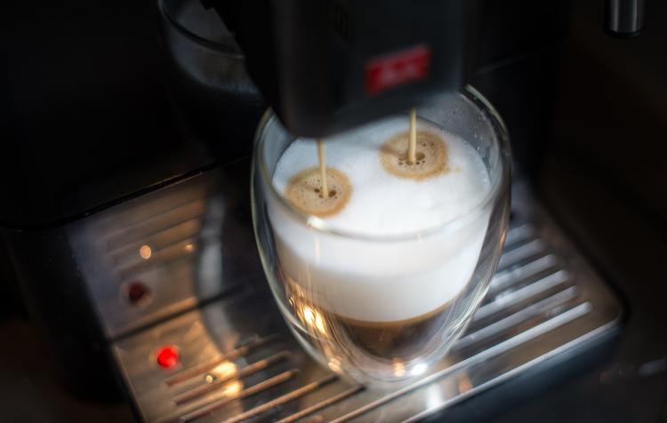 Latte Macchiato aus einem Kaffevollautomaten