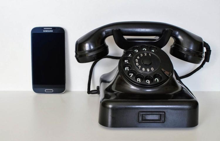 Samsung Smartphone und Wählscheiben Telefon