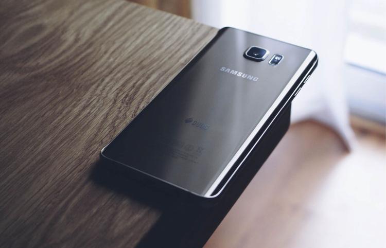 schwarzes Samsung Smartphone